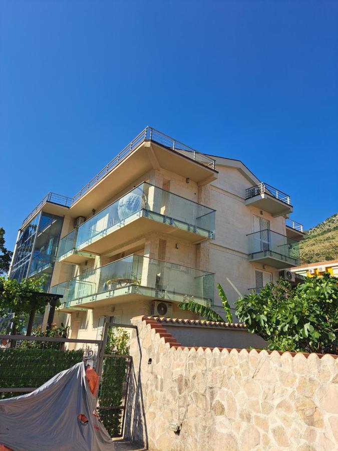 Apartment With Sea View In Prcanj
